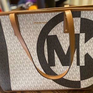Michael Kors Brown & Cream Handbag Tote
Very Good Condition - Hardly Carried